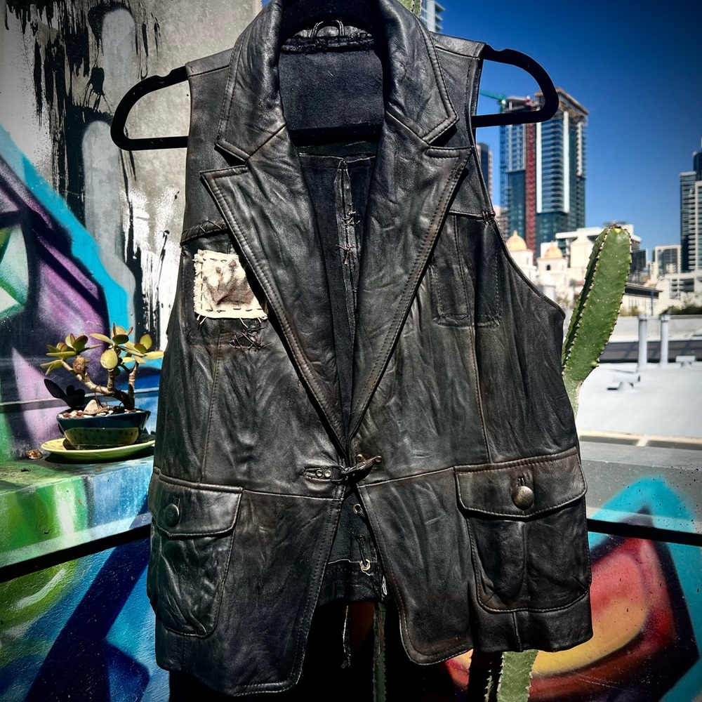 QUEEN of NOTHING Leather Battle Vest Fantasy Paranormal Holly Black - Picture 2 of 16
